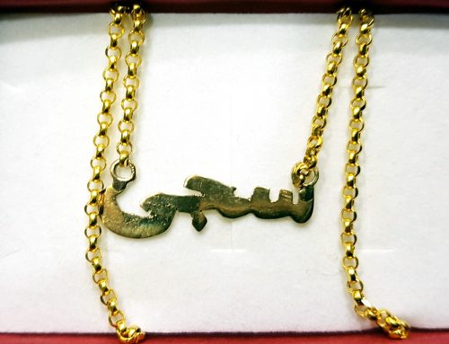 Goldene Namenskette in arabischer Schrift